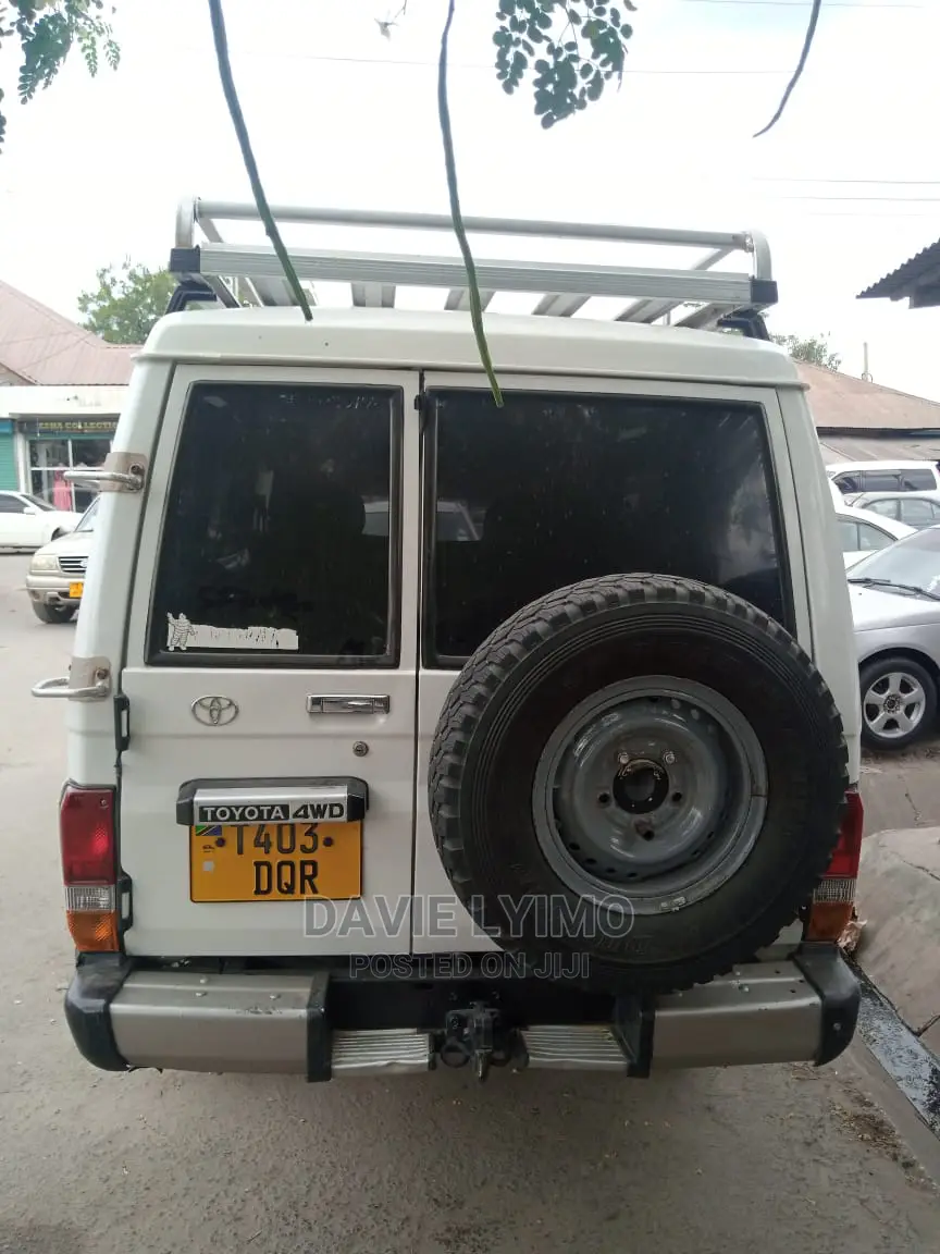 Toyota Land Cruiser 2004 White