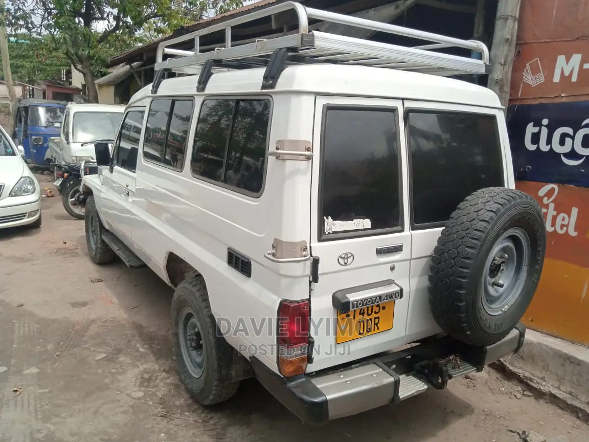 Toyota Land Cruiser 2004 White