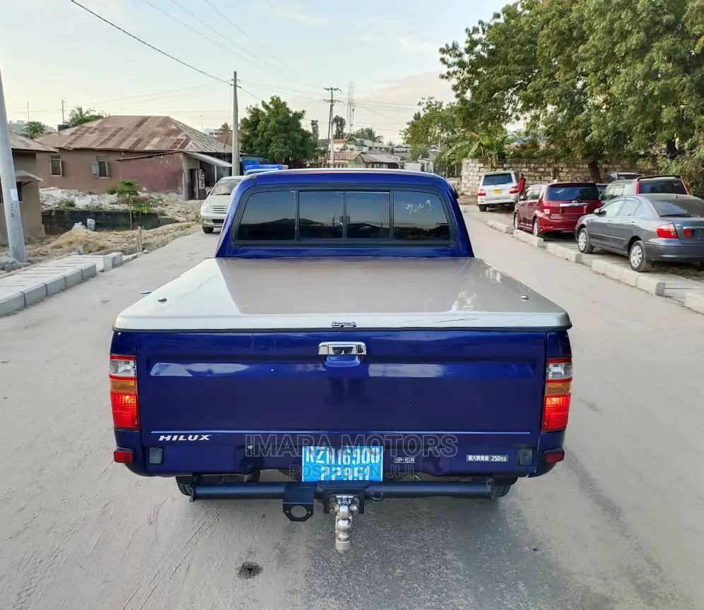Toyota Hilux 2001 Blue