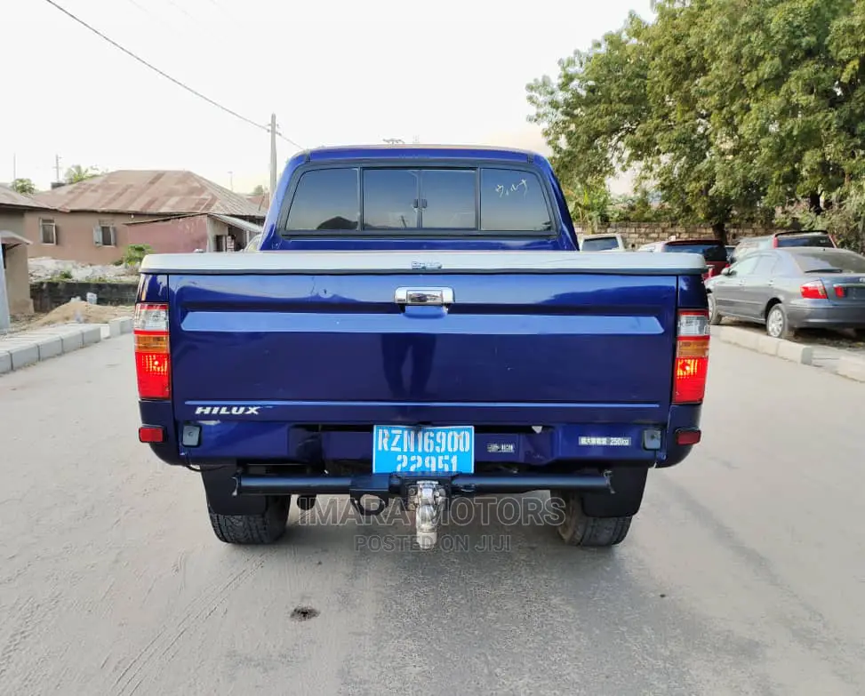 Toyota Hilux 2001 Blue