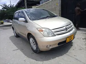 Toyota IST 2004 Gold