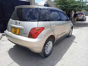 Toyota IST 2004 Gold