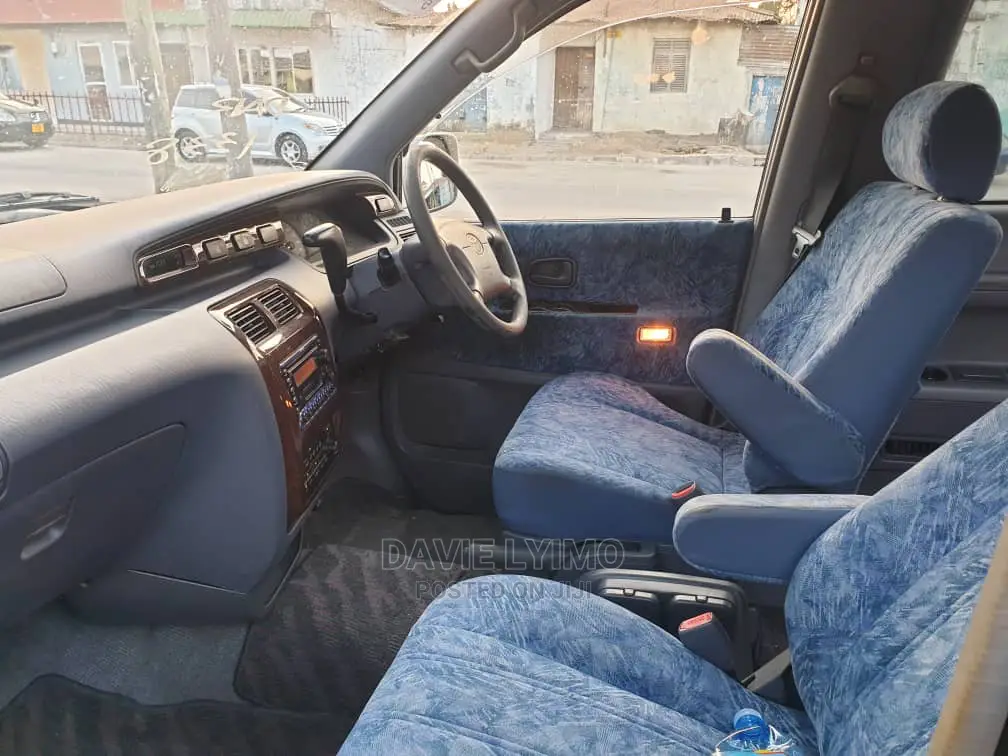 Toyota Noah 2002 Off White