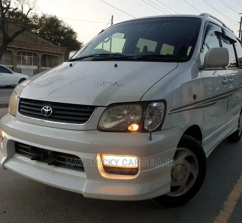 Toyota Noah 2005 White