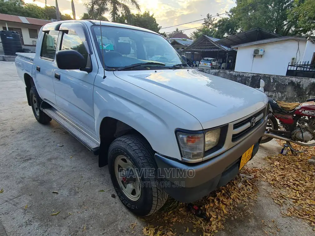 Toyota Hilux 2005 Off White