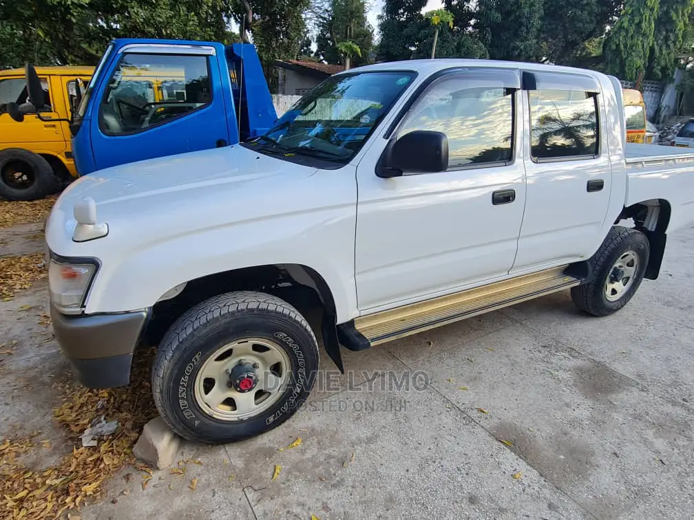 Toyota Hilux 2005 Off White