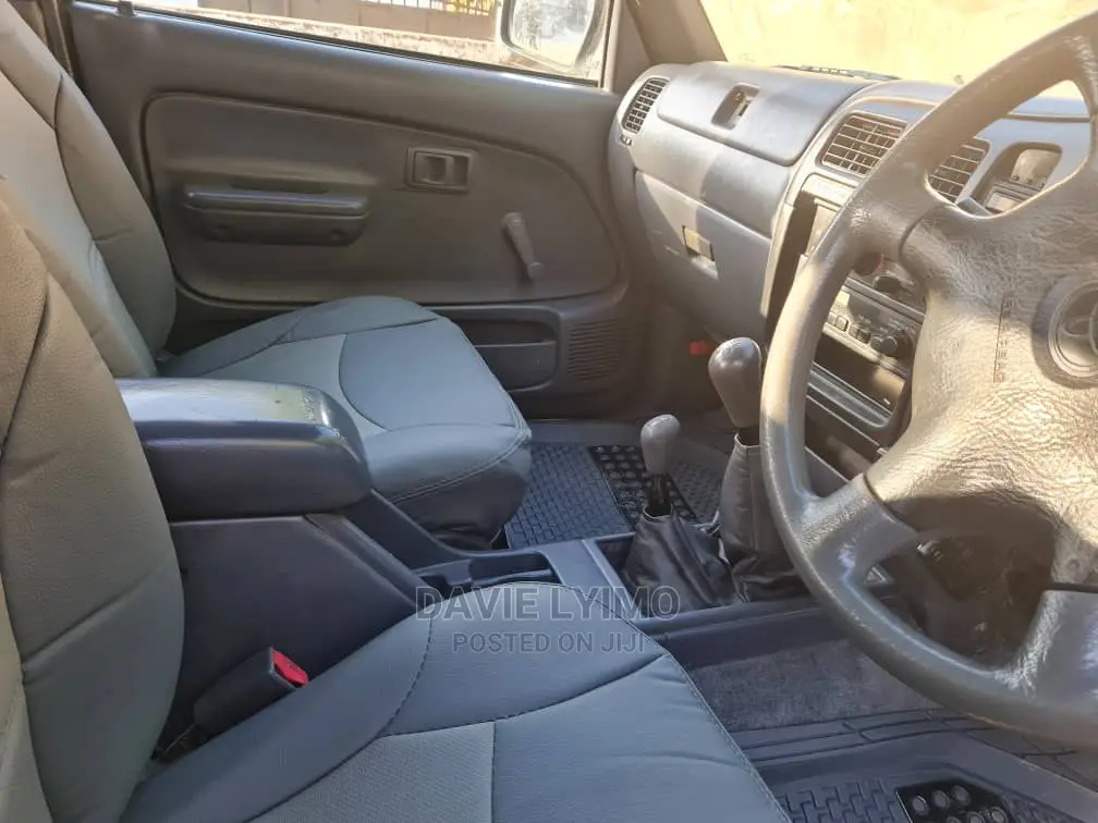Toyota Hilux 2005 Off White