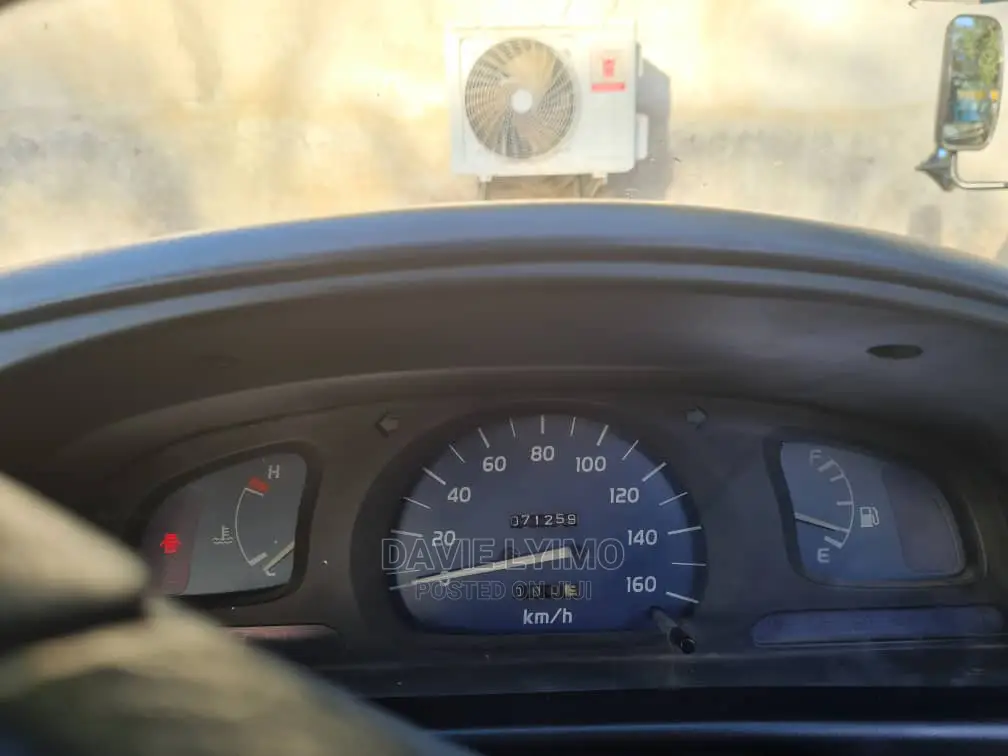 Toyota Hilux 2005 Off White
