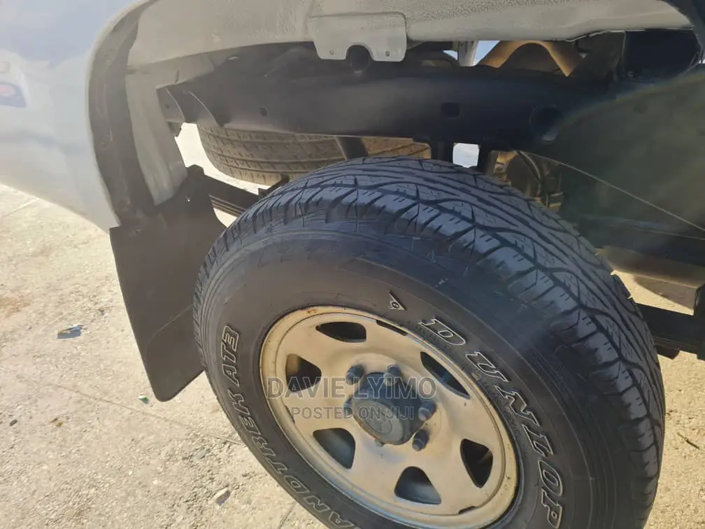 Toyota Hilux 2005 Off White