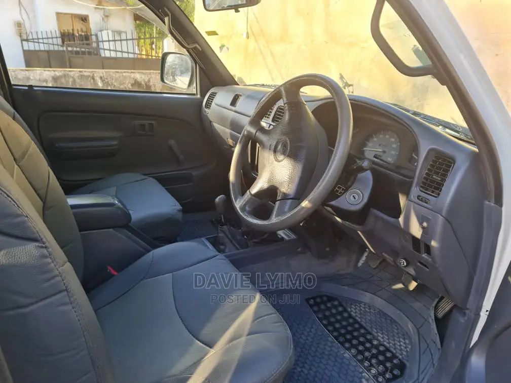 Toyota Hilux 2005 Off White
