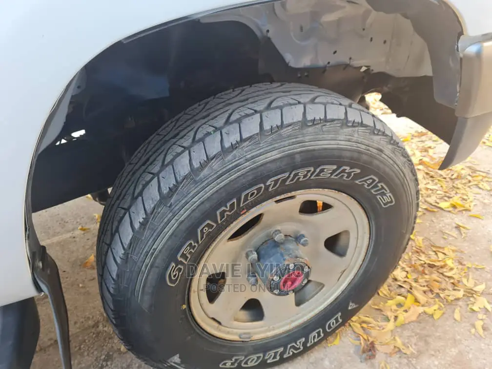 Toyota Hilux 2005 Off White