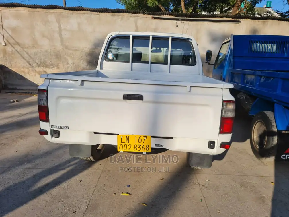 Toyota Hilux 2005 Off White