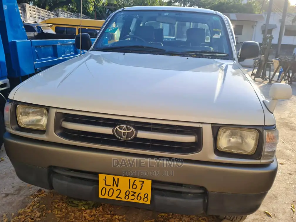 Toyota Hilux 2005 Off White