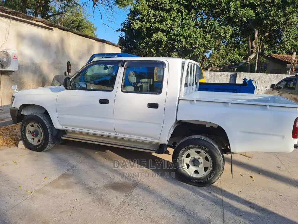 Toyota Hilux 2005 Off White