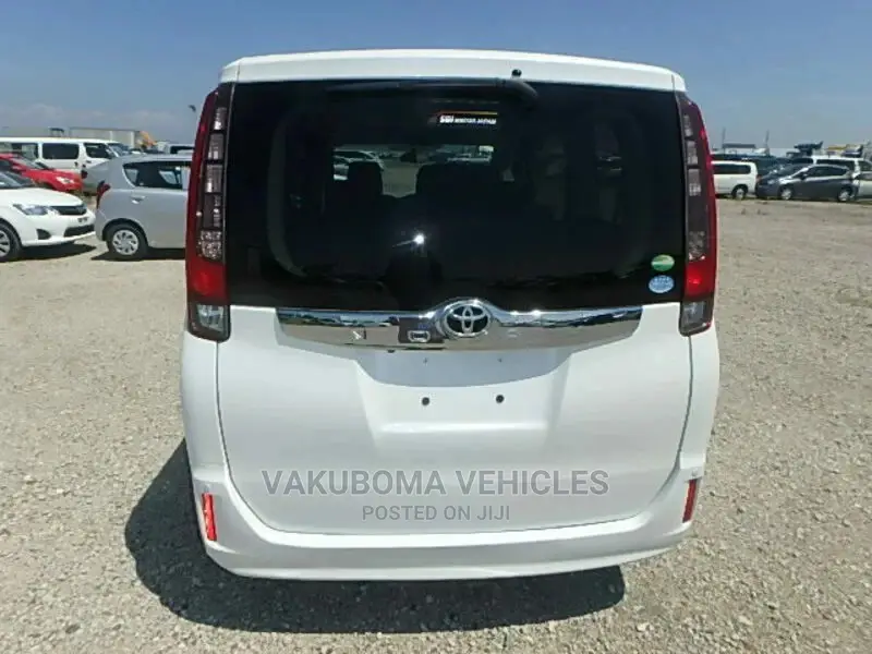 Toyota Noah 2014 Pearl