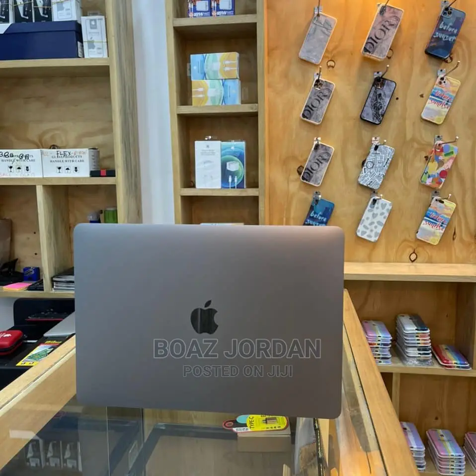New Laptop Apple MacBook 2020 8GB Intel Core I7 SSD 256GB