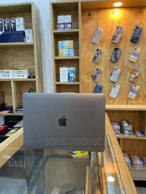 New Laptop Apple MacBook 2020 8GB Intel Core I7 SSD 256GB
