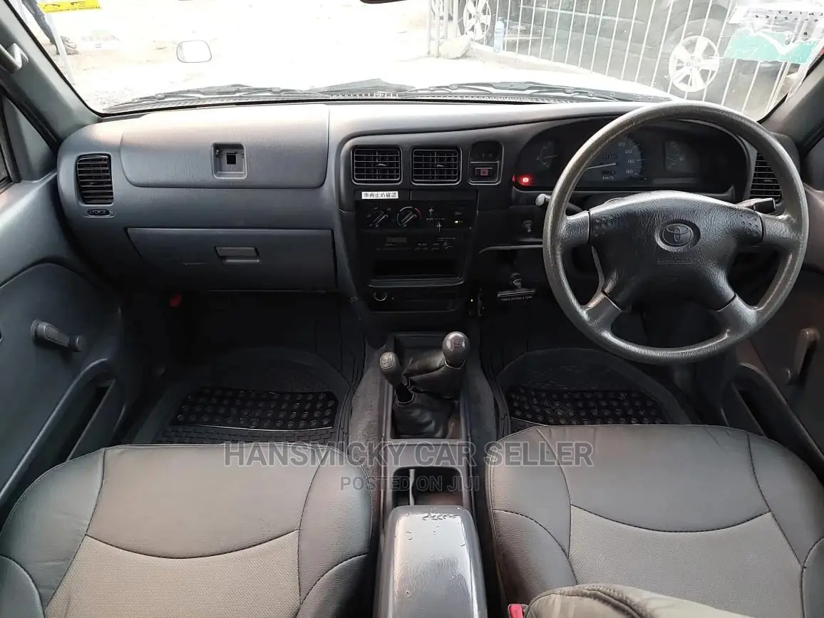 Toyota Hilux 2003 White
