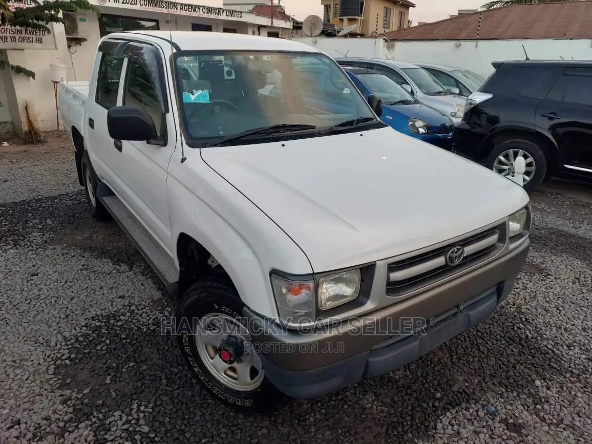 Toyota Hilux 2003 White