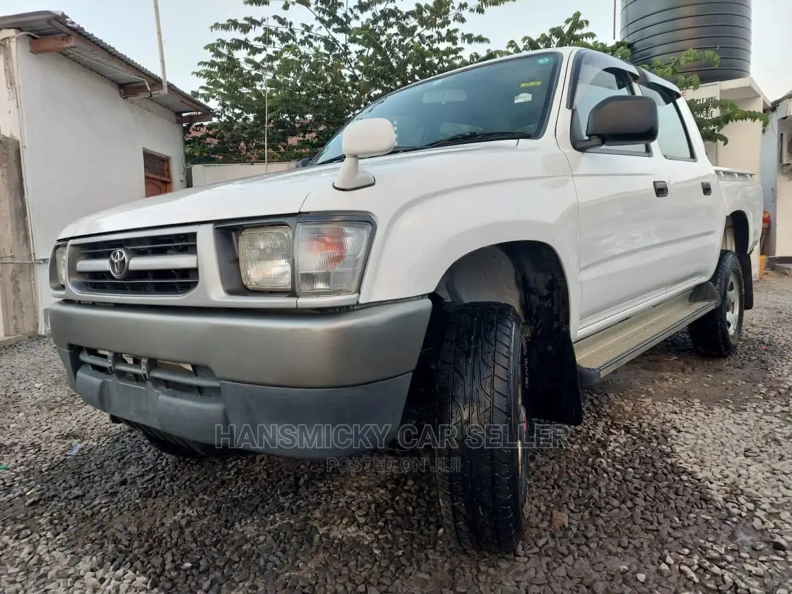 Toyota Hilux 2003 White