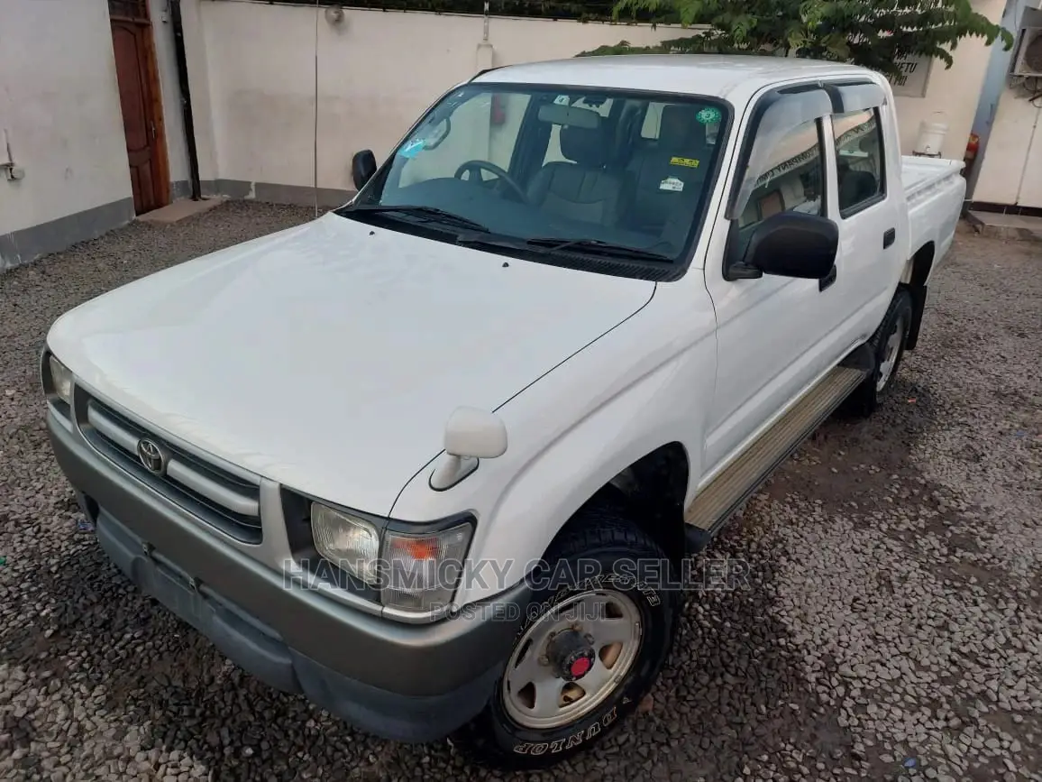 Toyota Hilux 2003 White
