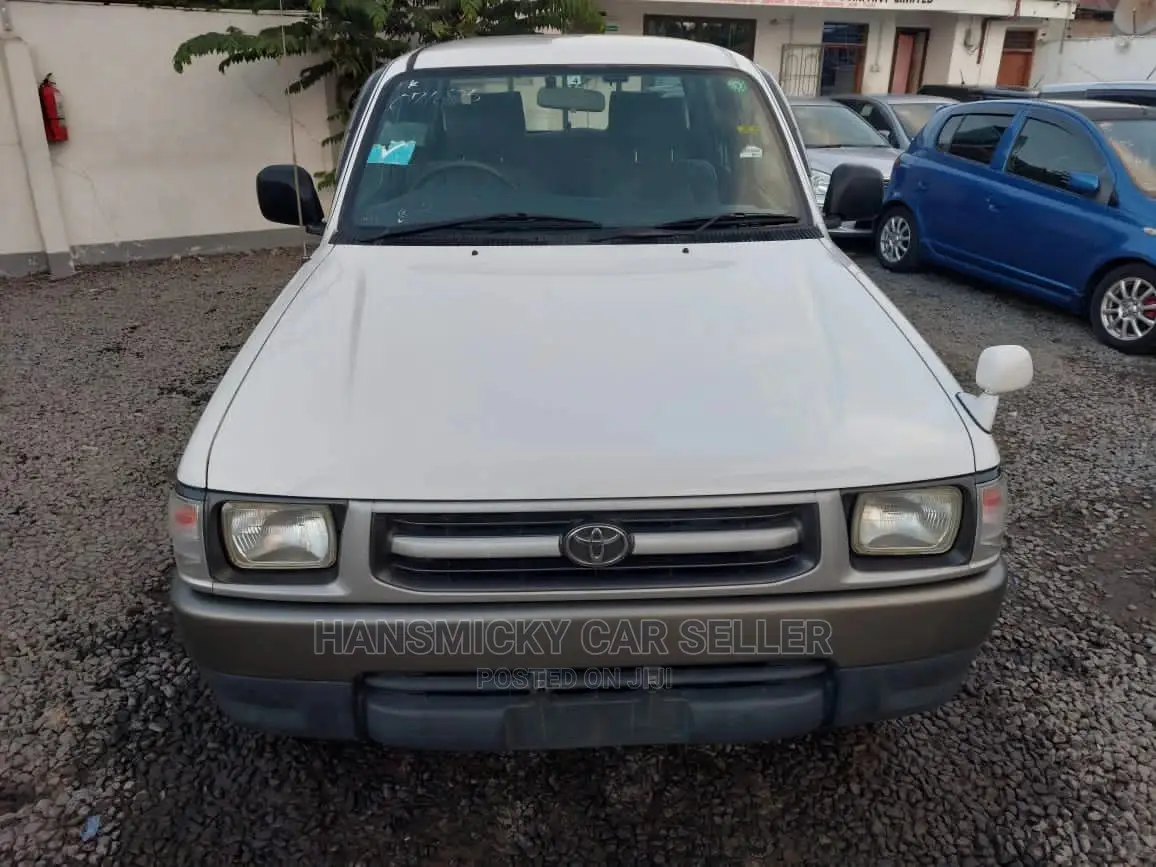 Toyota Hilux 2003 White