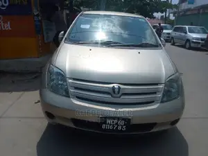 Toyota IST 2004 Gold