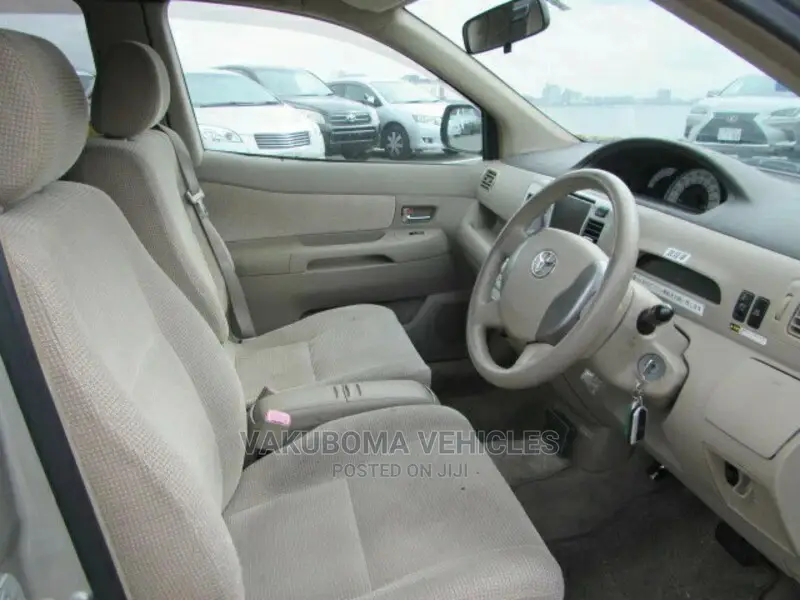 Toyota Raum 2006 Silver