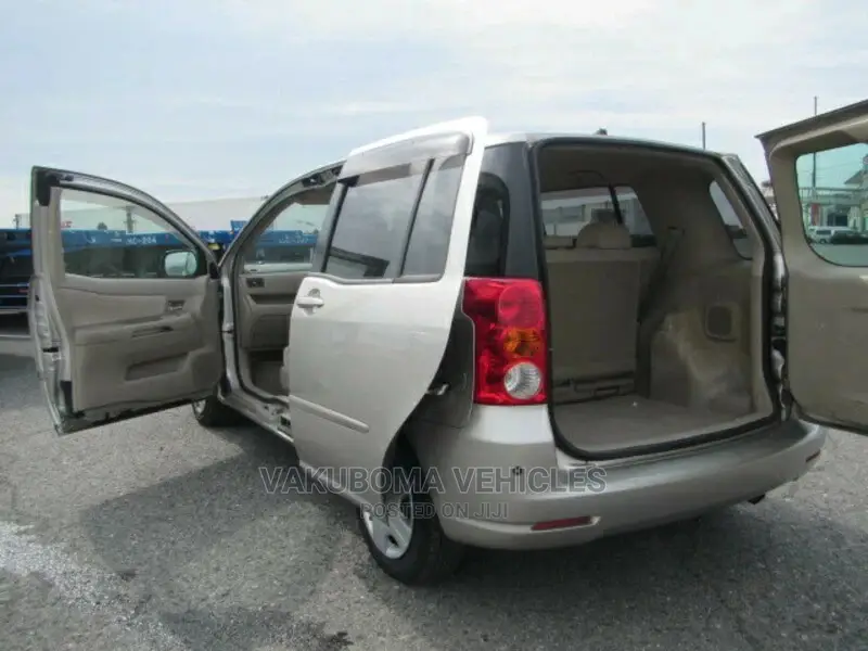Toyota Raum 2006 Silver