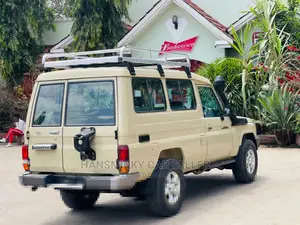 Toyota Land Cruiser 2011 Gold