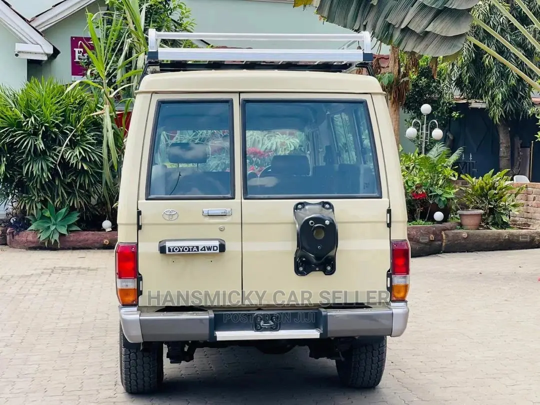 Toyota Land Cruiser 2011 Gold