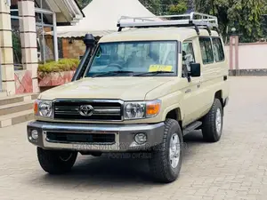 Toyota Land Cruiser 2011 Gold
