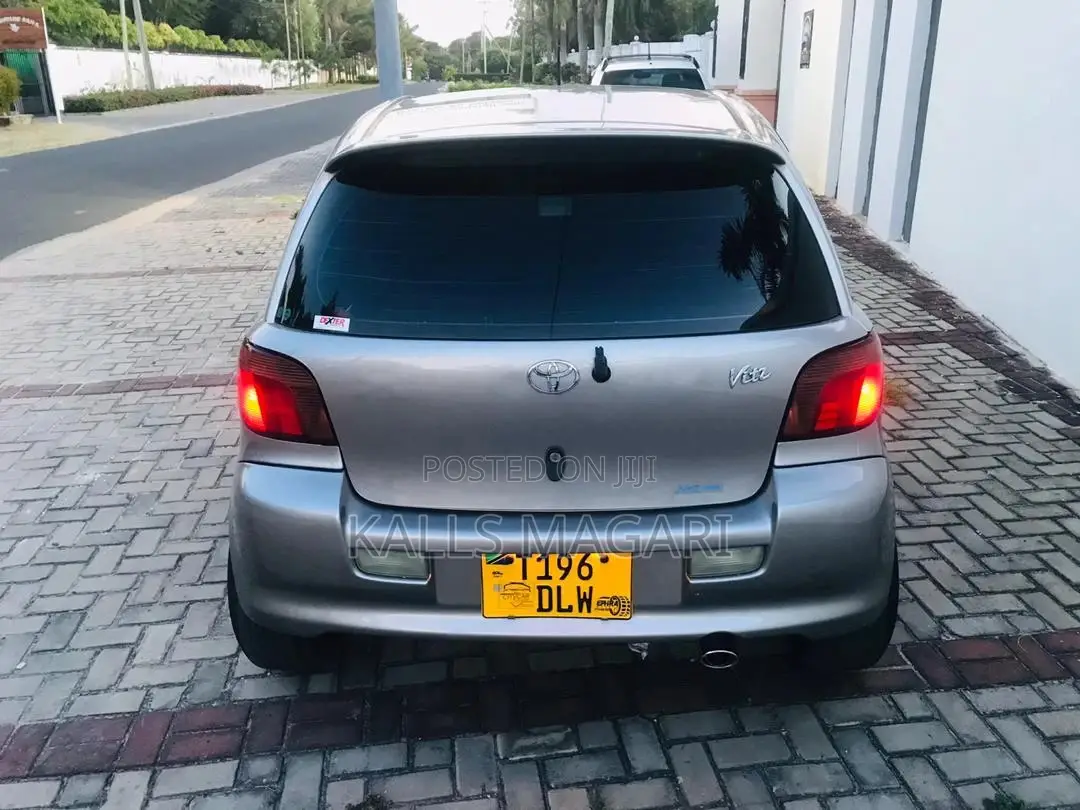 Toyota Vitz 2004 Gray