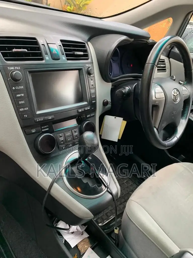 Toyota Mark X Zio 2010 Silver