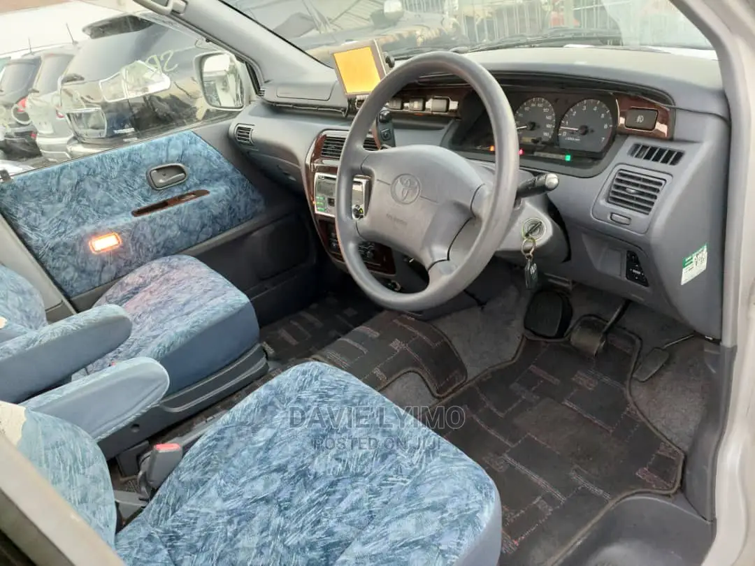 Toyota Noah 2001 Pearl