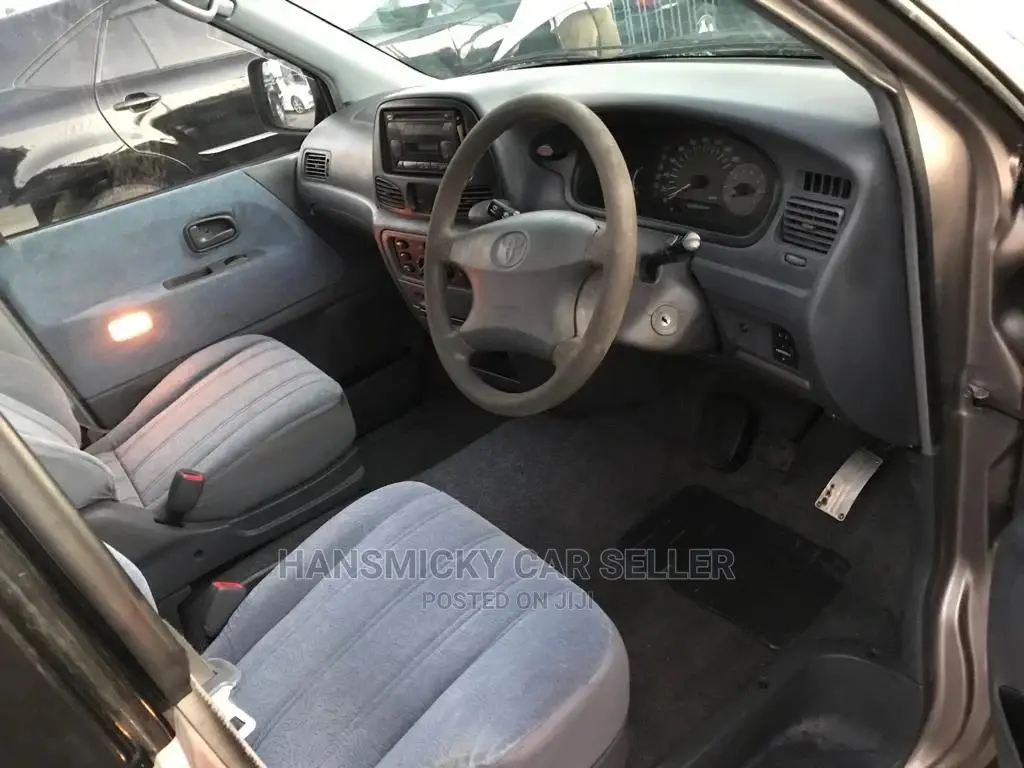 Toyota Noah 2001 Gray