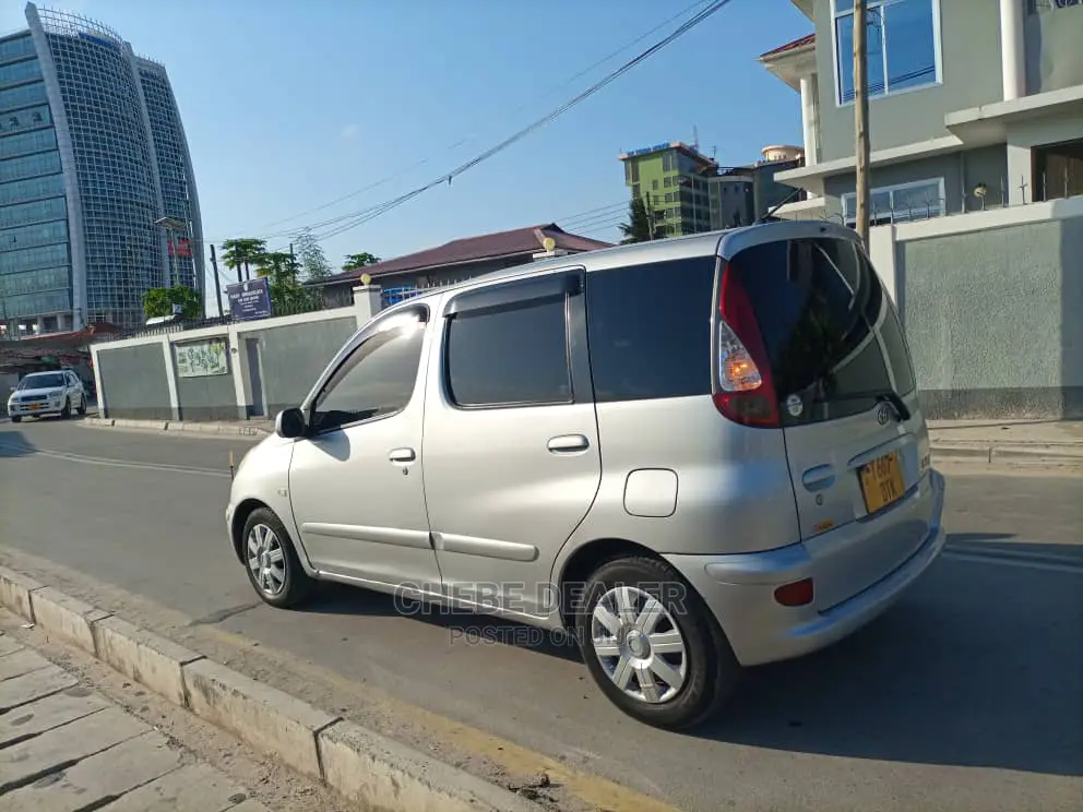 Toyota Fun Cargo 2004 Silver