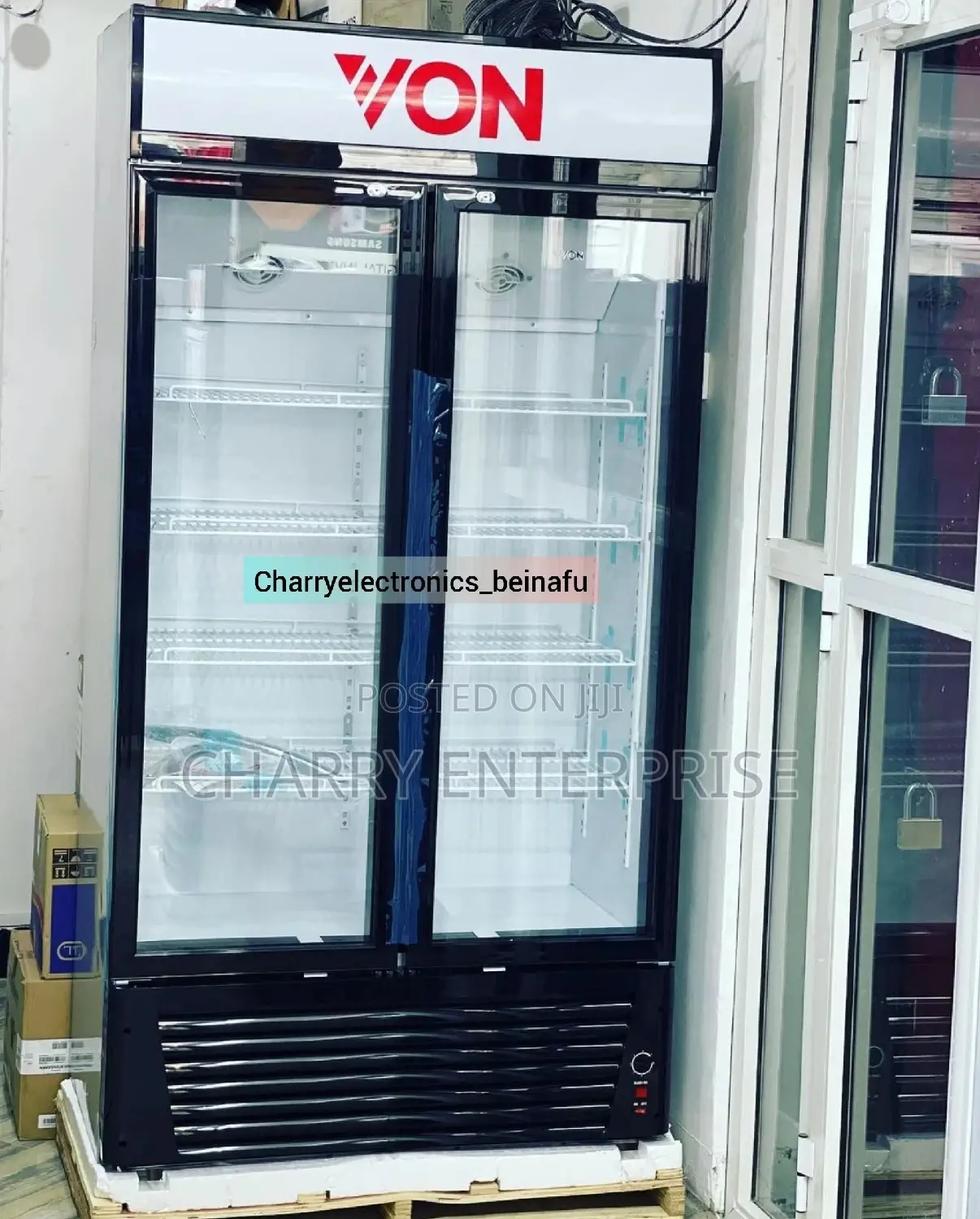 VON Hotpoint Showcase Fridge