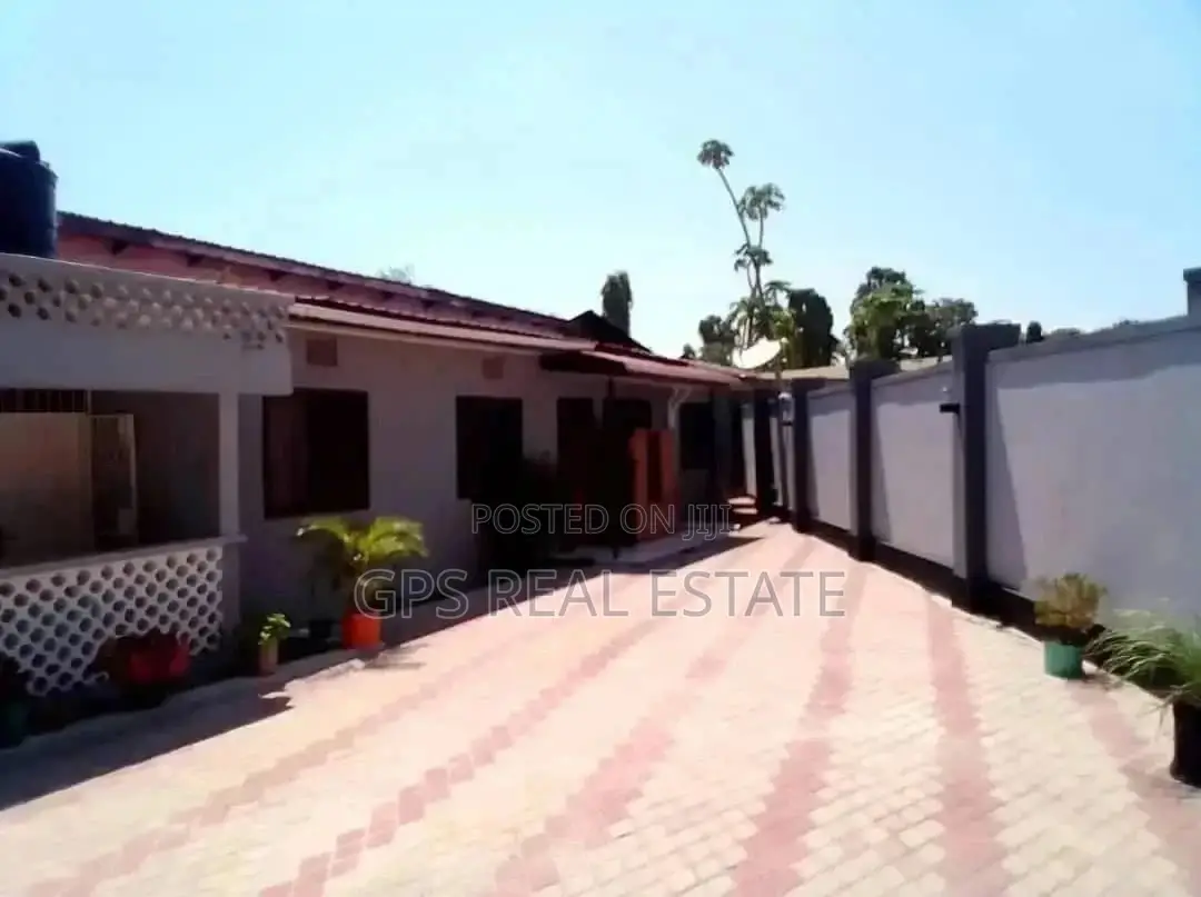 5bdrm House in Peter Slayo, Kinondoni for Sale