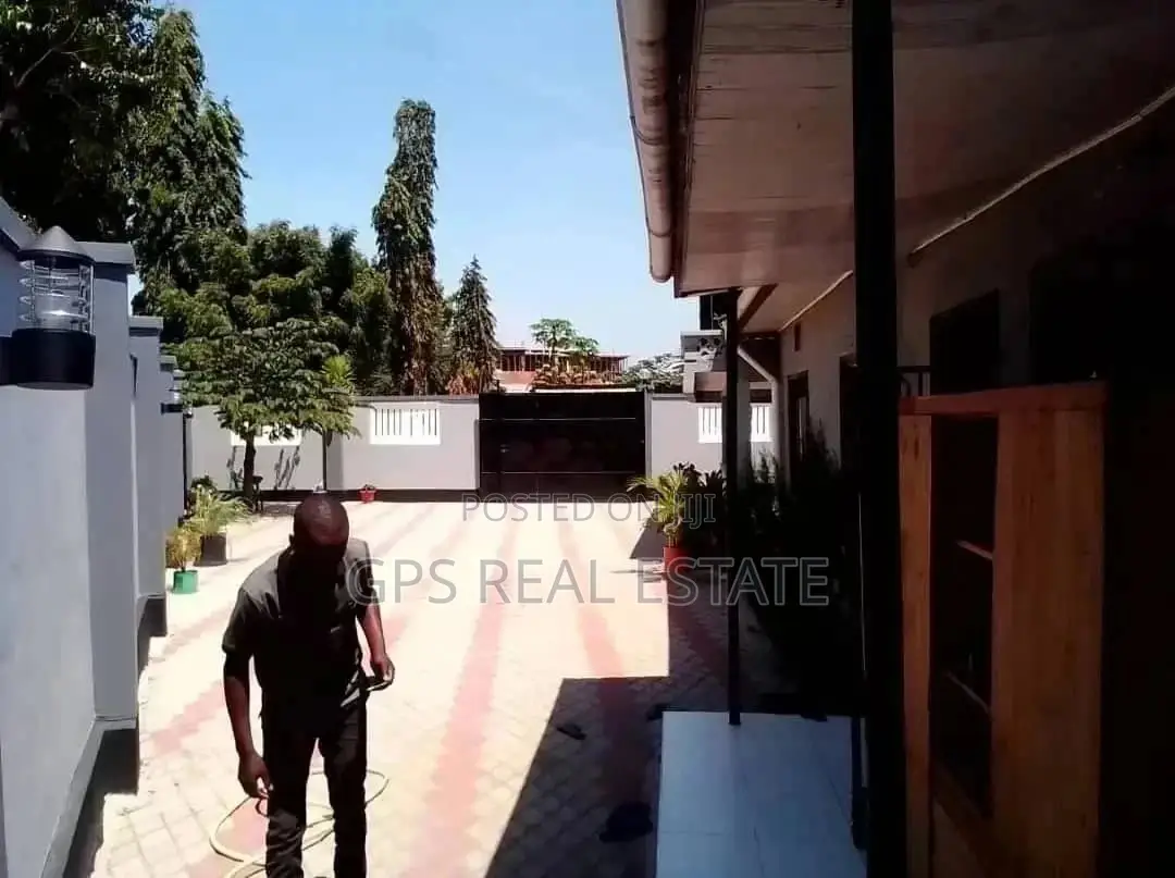 5bdrm House in Peter Slayo, Kinondoni for Sale