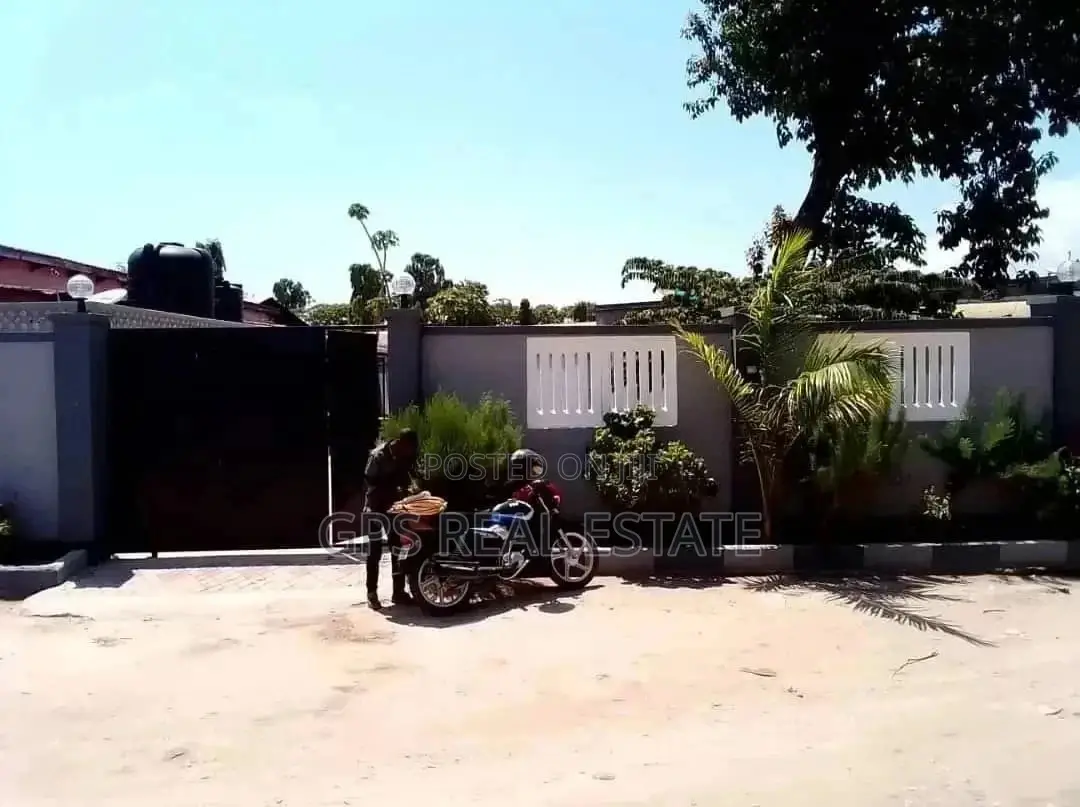 5bdrm House in Peter Slayo, Kinondoni for Sale