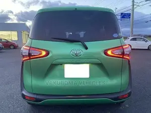 Toyota Sienta 2015 Green