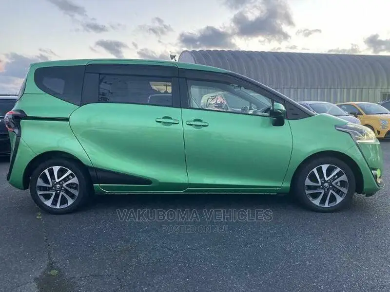 Toyota Sienta 2015 Green