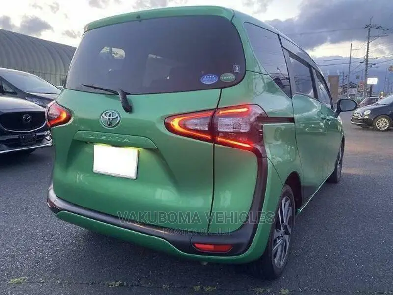 Toyota Sienta 2015 Green