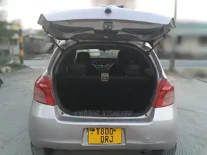 Toyota Vitz 2004 Silver