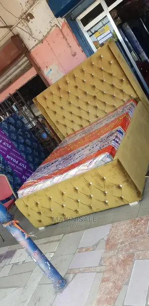 Kitanda Cha Sofa Pamoja Na Godoro Lake Vyote Kwa Pamoja