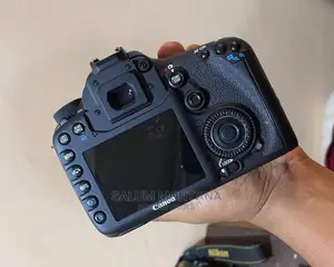 Canon 7D Body.