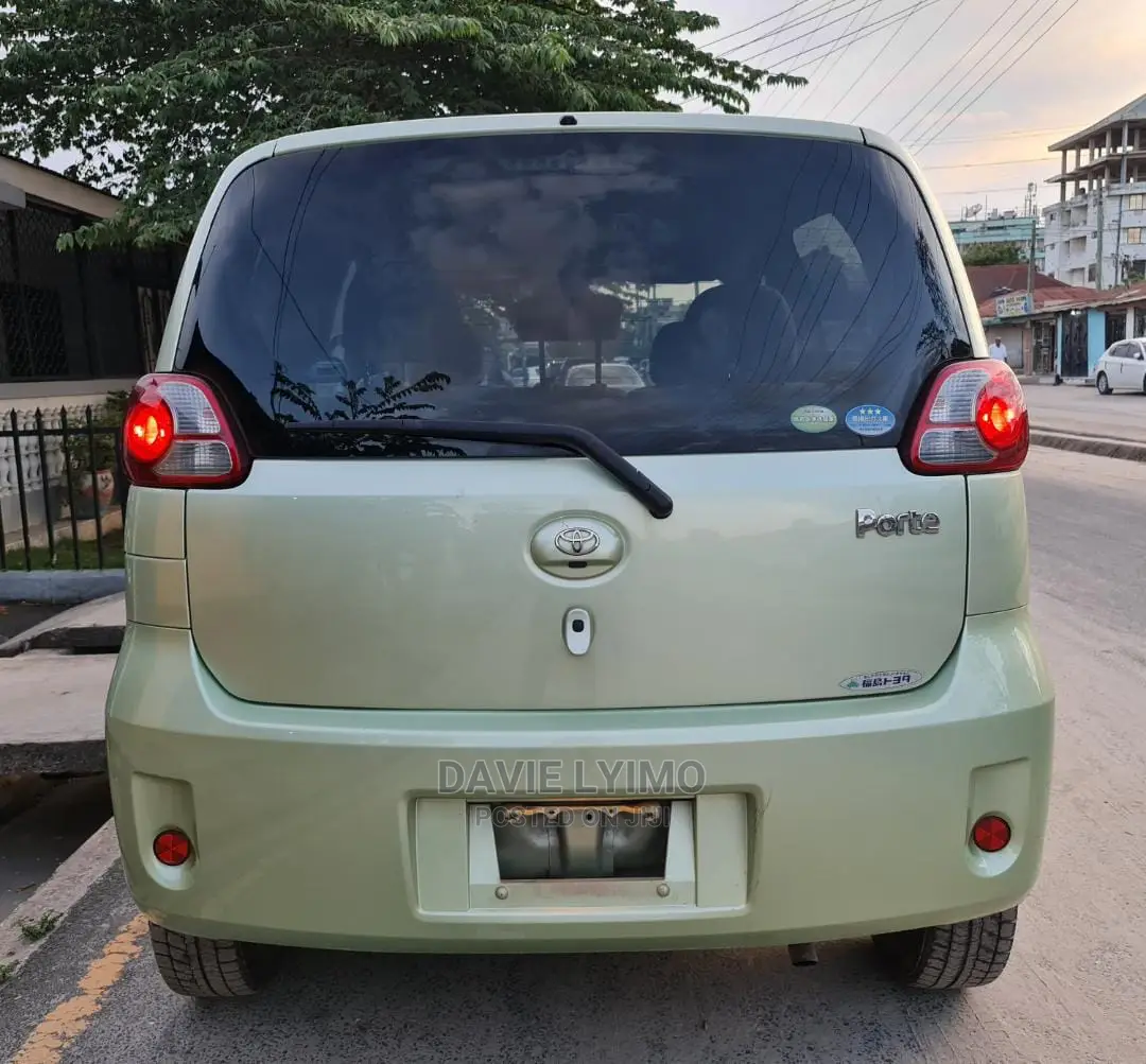 Toyota Porte 2009 Green