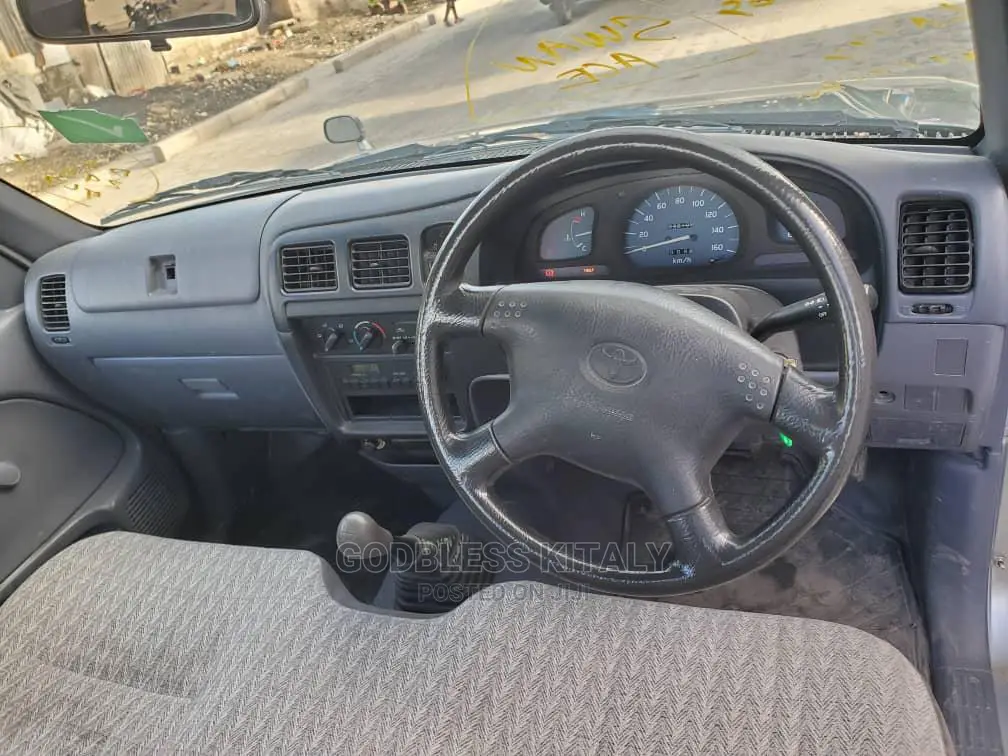 Toyota Hilux 2004 Beige