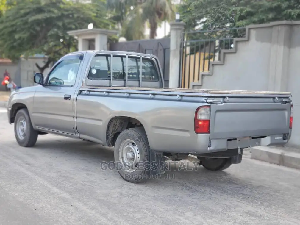 Toyota Hilux 2004 Beige